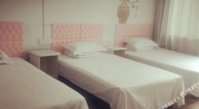 Yangshuo Xinlong Hotel (Songcheng Qiangu Scenery Area Shop)(阳朔鑫隆宾馆（宋城千古情景区店）), Забронировать Отель Отели Яншо с парковкой, рядом с Xilang Mountain, Парковка