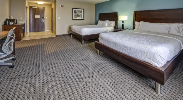 Номер Mobility Accessible with Roll-in Shower Hilton Garden Inn Midtown Tulsa