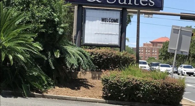 University Inn and Suites Tallahassee, Забронировать Отель Отели Таллахасси с парковкой, рядом с Department of Commerce Division of Tourism, Парковка