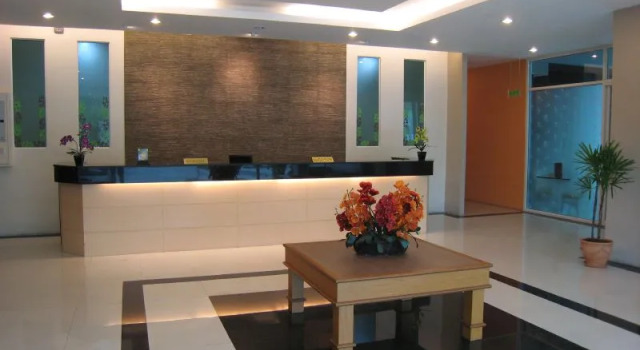 Кровать в общем номере Leenova Hotel