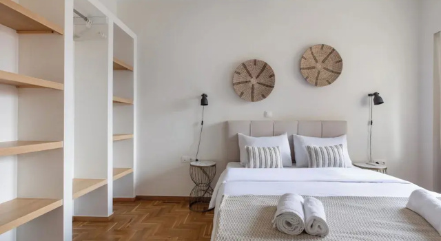 Attica - Captivating 2-Bedroom Apt & Balcony in Athens, Забронировать Апартаменты/квартира Отели Афины с парковкой, рядом с Театр Каролос Коун "Театрон технис", Парковка