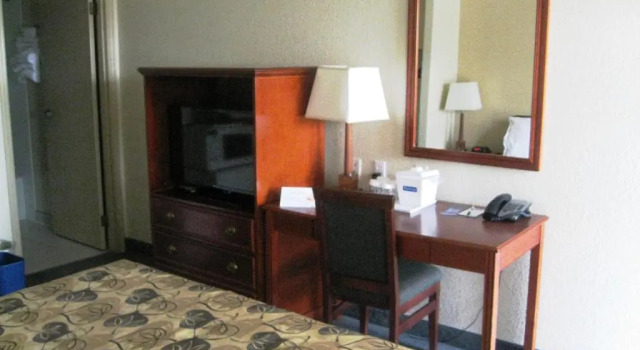 Трёхместный номер Deluxe Travelodge by Wyndham Drumheller AB
