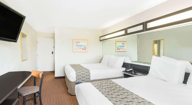 Четырёхместный номер Standard Microtel Inn by Wyndham Bowling Green