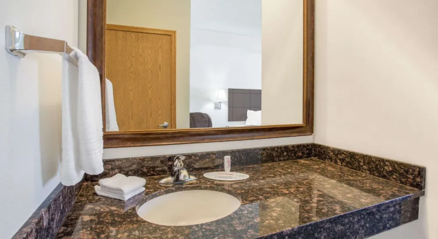 Люкс Standard Super 8 by Wyndham Cedar Falls