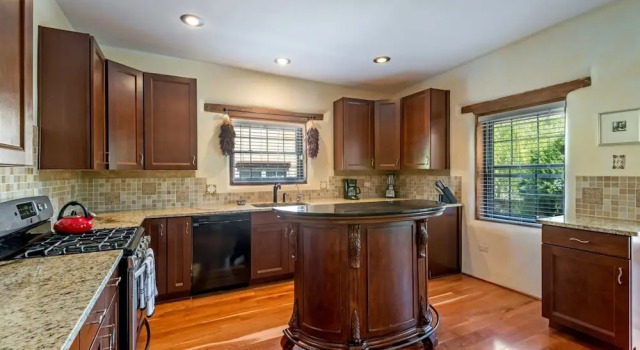 Капсула Apodaca - Spacious East Side Home With Countryside Views