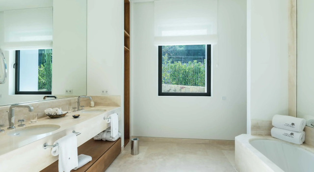 Кровать в общем номере с 6 комнатами Finca Cortesin Hotel Golf & Spa