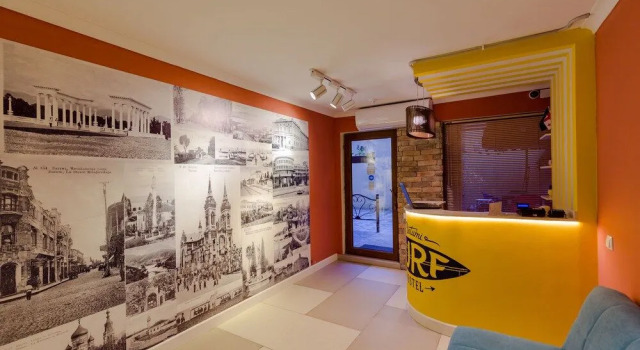 Batumi Surf Hostel, Забронировать Хостел Отели Батуми с парковкой, рядом с Фонтан Нептуна, Парковка