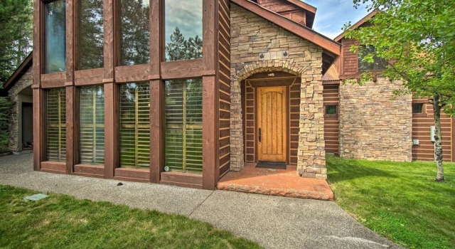 Luxe Mccall Cabin w/ Hot Tub ~ 8 Mi to Skiing