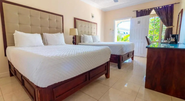 Четырёхместный номер Superior Travellers Beach Resort