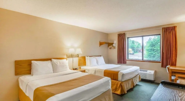 Четырёхместный номер Standard Americas Best Value Inn Rhinelander
