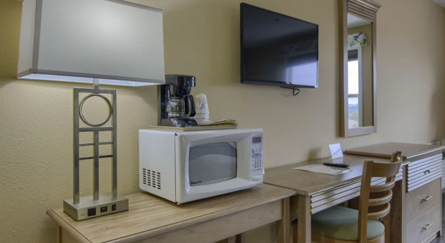 Четырёхместный номер Standard с видом на окрестности The Islander Inn
