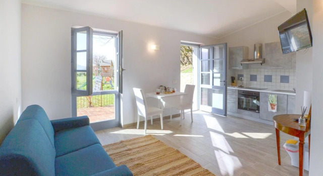 Nice Home in Capolona With 8 Bedrooms, Wifi and Private Swimming Pool, Book Feriehus Sommerhuse i Capolona, Hytte