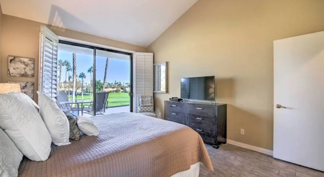 6 Mi to El Paseo: Gem w/ Pool Access!