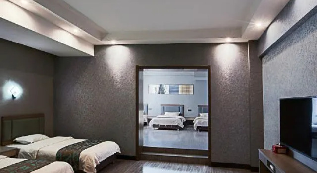 Люкс Urumqi dabancheng 9+9 business hotel