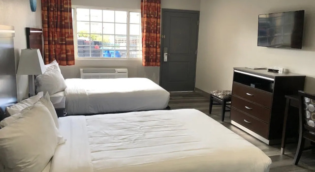 Четырёхместный номер Standard с балконом University Inn at San Luis Obispo