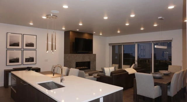 Private Hot Tub- Luxury 4br/4ba In Canyons Village 4 Bedroom Condo by Redawning, Забронировать Отель Отели Парк-Сити с парковкой, рядом с Canyons Parking Lot, Парковка