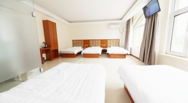Łóżko w pokoju wieloosobowym Dongyu Hotel