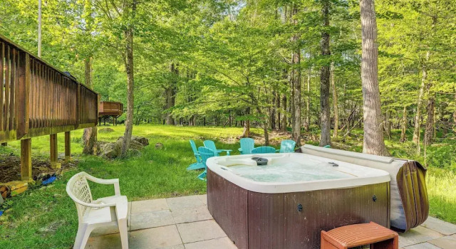 Коттедж с 4 комнатами с балконом Private Hot Tub + Lake Access: Poconos Escape