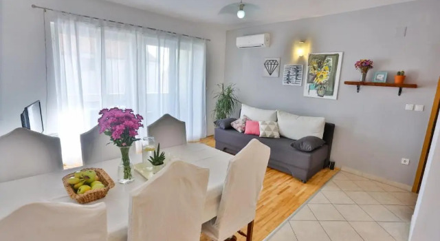 Апартаменты с 2 комнатами с балконом и с видом на море Apartments Trešnja