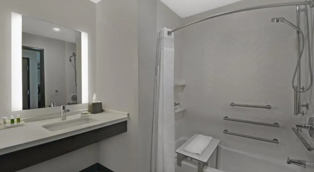 Четырёхместный номер Standard Holiday Inn Grand Rapids North - Walker by IHG