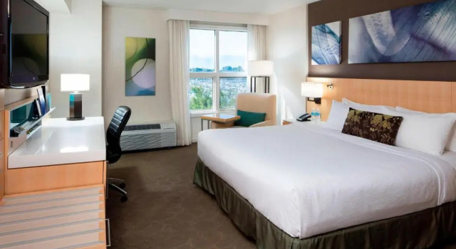 Номер Standard с видом на озеро Delta Hotels by Marriott Grand Okanagan Resort
