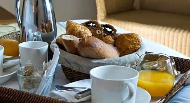 Трёхместный номер Standard с видом на сад Hôtel Les Costans, The Originals Relais