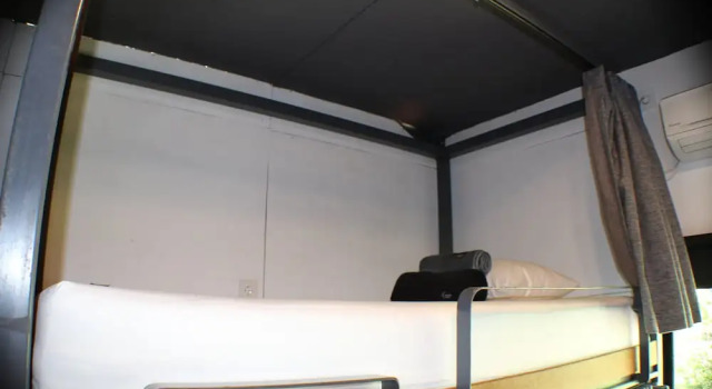 Кровать в общем номере Kakatua Hostel