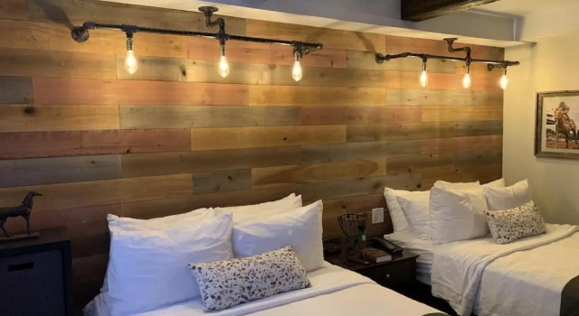 Люкс Deluxe Cedar Stables Inn & Suites