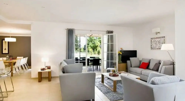Lagrange Vacances - Le Clos Savornin, Забронировать Отель Сен-Сатюрнен-д'Апт Route de la Lavande