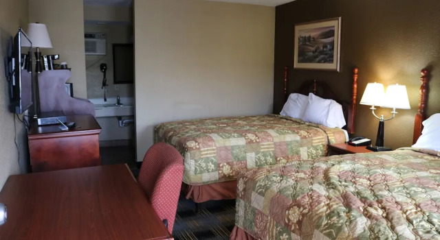 Четырёхместный номер Standard Battlefield Inn Springfield