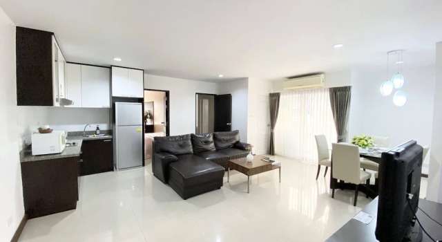 Номер Standard с 2 комнатами с балконом и с видом на город 14 Place Sukhumvit Suites