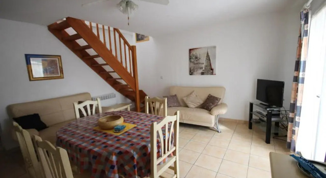 Belle villa 3 chambres 6 couchages grande terrasse sud parking privatif dans résidence sécurisée avec piscine commune 700 m de la mer LRCS174
