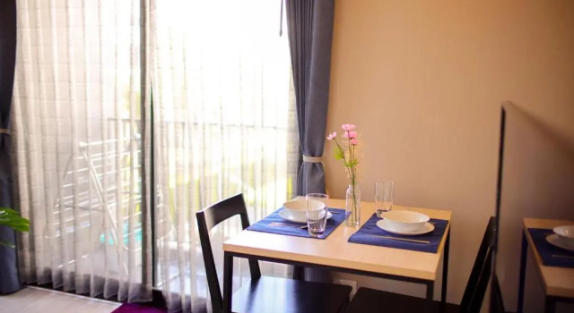1 BR Condo minutes walk from Nimman/MAYA/MOAT, Забронировать Отель Отели Чиангмай с бассейном, рядом с Chiangmai Ram Hospital, Бассейн