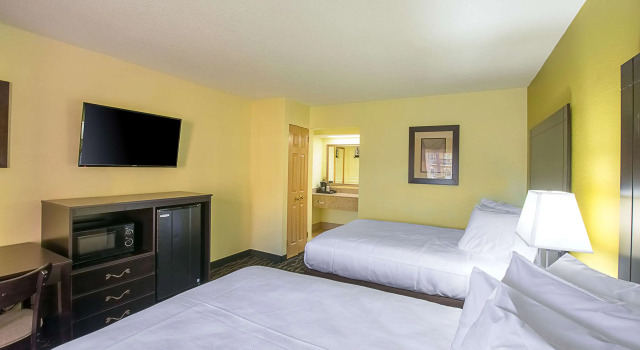 Четырёхместный номер Standard Clarion Inn Columbia Airport
