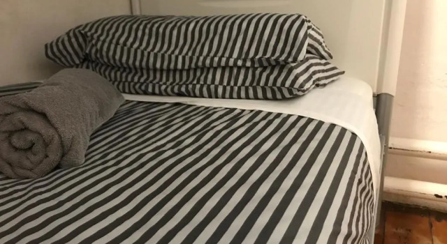 Кровать в общем номере Jailhouse Accommodation