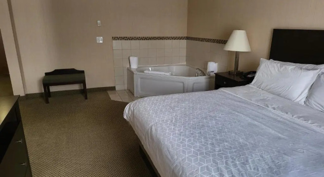 Люкс Executive c 1 комнатой Holiday Inn Express Hotel & Suites Tipp City by IHG
