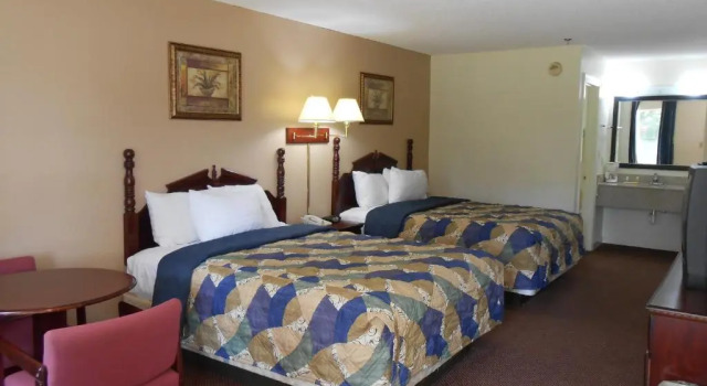 Четырёхместный номер Standard Glennville Inn