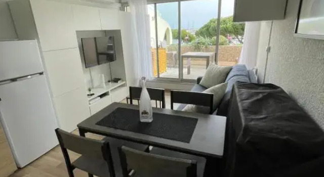 Studio vue port, belle terrasse, piscine, Rezerwuj Apartament Hotele w Camargue z parkingiem, Parking