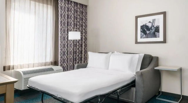 Двухместный люкс с балконом Hampton Inn & Suites LAX El Segundo