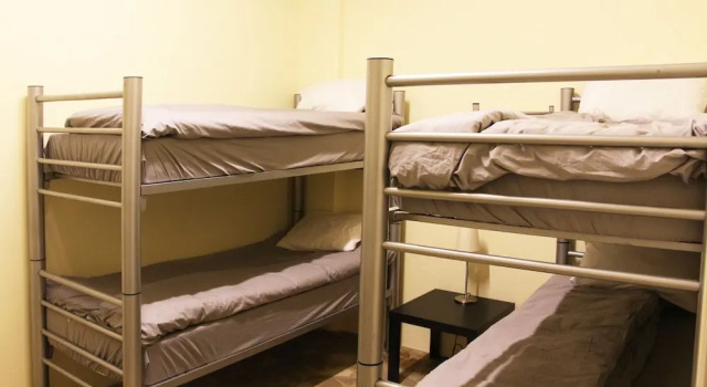 Кровать в общем номере Can Pansiyon Apart - Caters to Men - Hostel