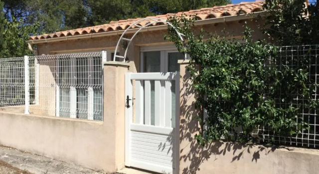 Joli Gîte avec Piscine Chauffée situé en campagne de Cavaillon, 4 personnes, LS2-292, Book Hotel Cavaillon Luberon