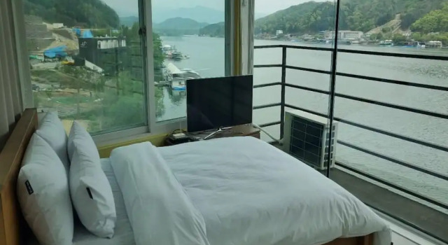 Номер Standard с 2 комнатами с балконом и с видом на реку Gapyeong Clubviva Spa Pension