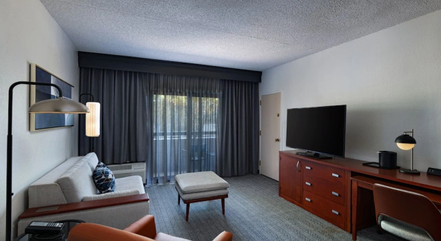 Люкс c 1 комнатой Courtyard by Marriott Dallas Plano Parkway at Preston Road