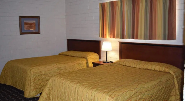 Четырёхместный номер Standard Stanlunds Inn and Suites