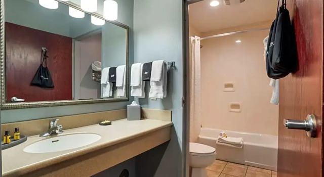 Апартаменты Executive Best Western Plus Two Rivers Hotel & Suites