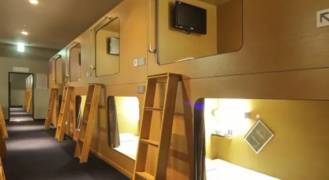 Капсула Nikoh Capsule Hotel Refre - Hostel - Caters to Men