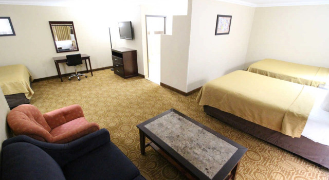 Четырёхместный люкс Econo Lodge Inn & Suites Fallbrook Downtown