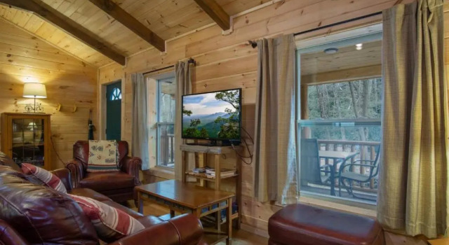 Creekside Log Cabin in Pisgah Forest, Забронировать Отель Бревэрд Северная Каролина