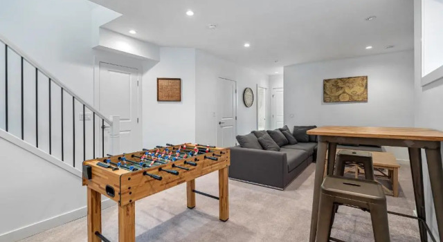 Kensington Calgary House 3BR 20 Min to Downtown, Book Hotel Beltline Calgary