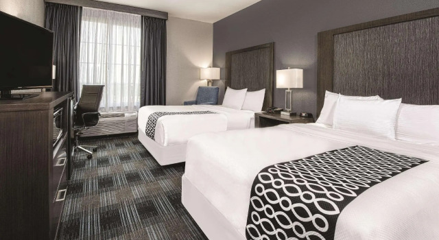 Четырёхместный номер Standard La Quinta by Wyndham Victoria - South
